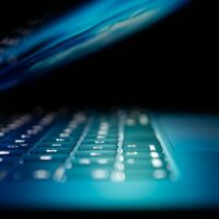 Halvöppen laptop