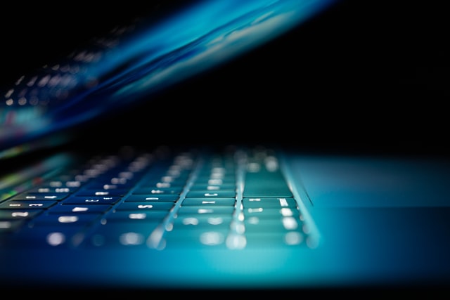 Halvöppen laptop